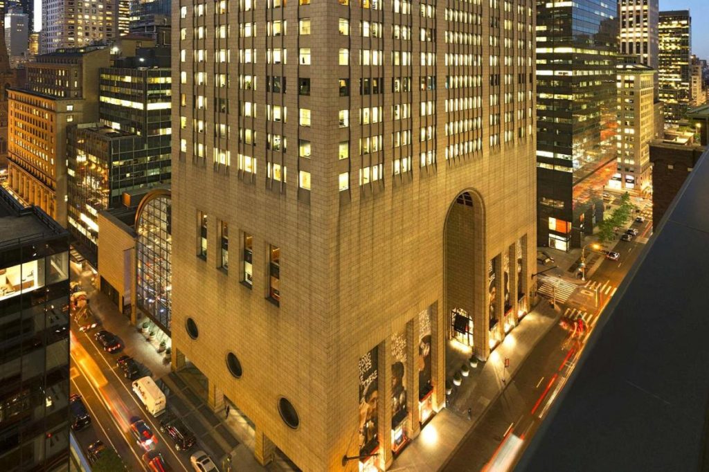 A building in New York at night